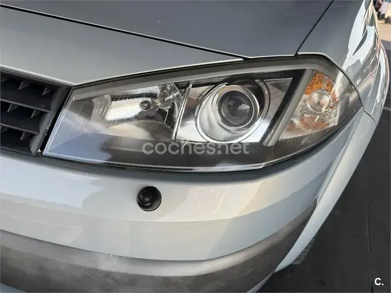 Usado Renault Mégane Cabriolet Dynamique 136 CV (100 kW) 2004 Gris / plata Descapotable