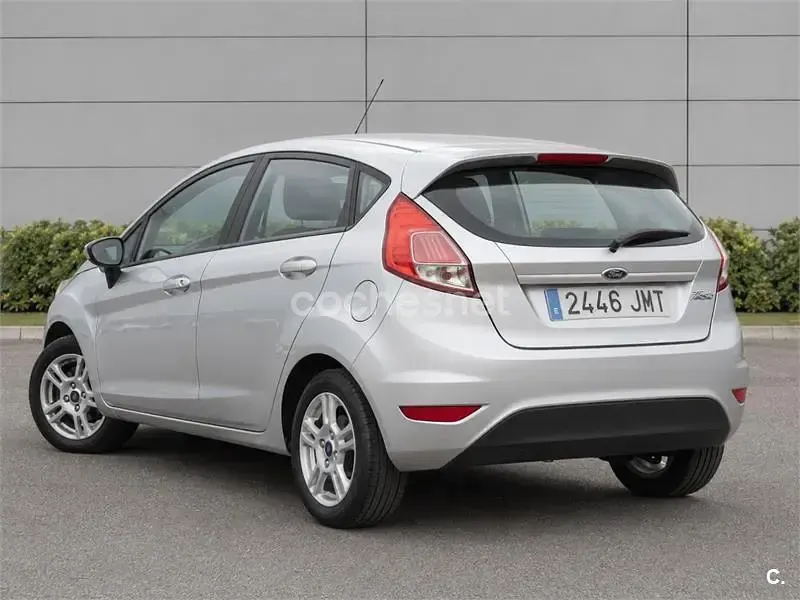 Usado Ford Fiesta Trend 82 CV (60 kW) 2016 Gris / plata Utilitario
