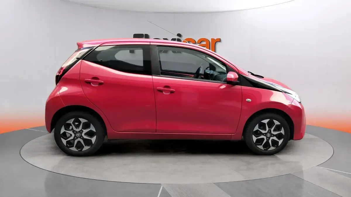 Usado Toyota Aygo X-play 72 CV (52 kW) 2019 Rojo Utilitario