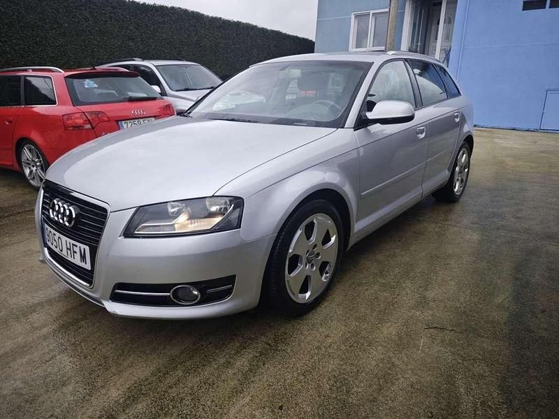 Usado Audi A3 Sportback Attraction 105 CV (77 kW) 2011 Gris Utilitario