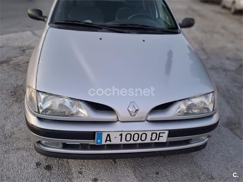 Usado Renault Mégane 90 CV (66 kW) 1997 Gris / plata Berlina