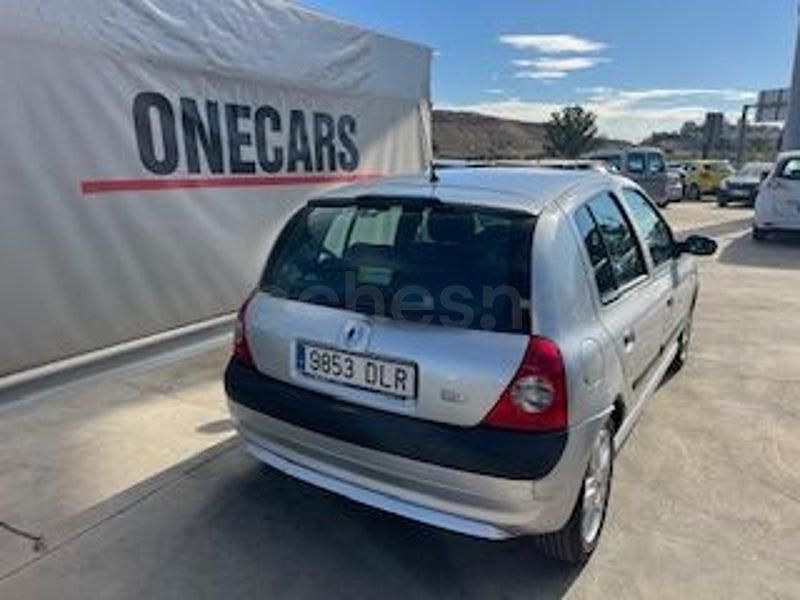 Usado Renault Clio II Extreme 75 CV (55 kW) 2005 Gris / plata Berlina