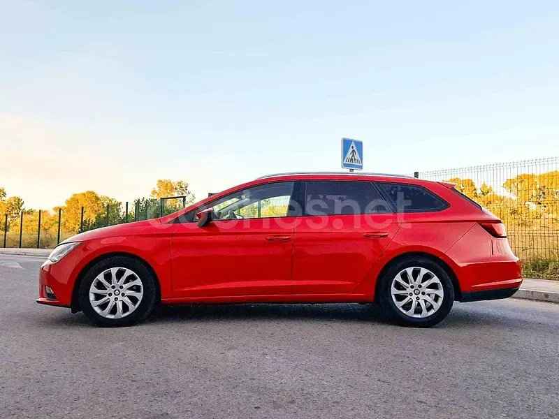 Usado Seat Leon Style 110 CV (80 kW) 2016 Rojo Familiar