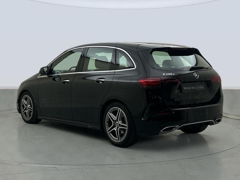 Usado Mercedes B200 AMG line 150 CV (110 kW) 2025 Negro Monovolumen