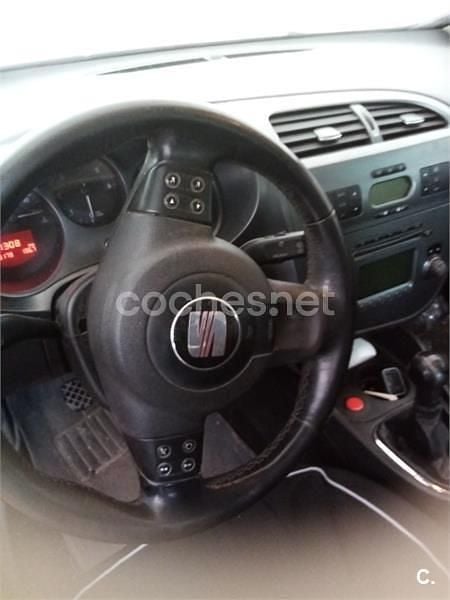 Usado Seat Leon Reference 140 CV (102 kW) 2006 Rojo Berlina