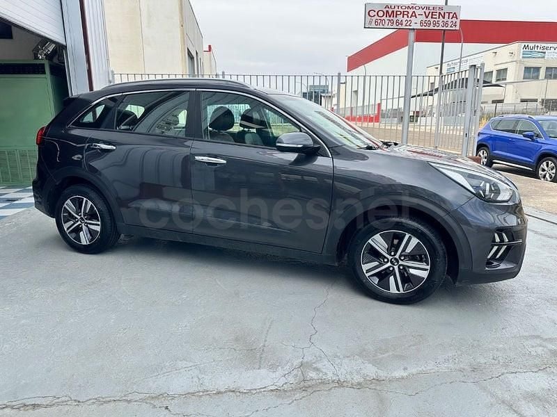 Usado Kia Niro 141 CV (103 kW) 2022 Gris / plata SUV