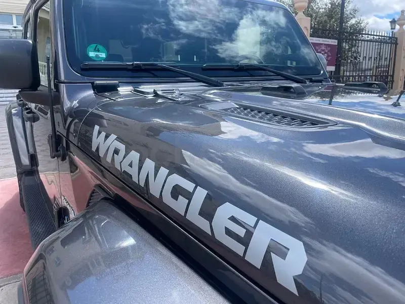 Usado Jeep Wrangler Sahara 381 CV (280 kW) 2022 Gris / plata SUV
