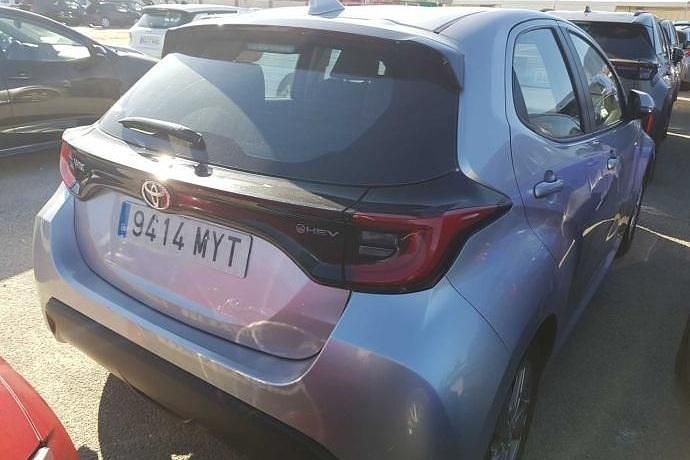 Usado Toyota Yaris Hybrid Active 116 CV (85 kW) 2025 Gris Utilitario