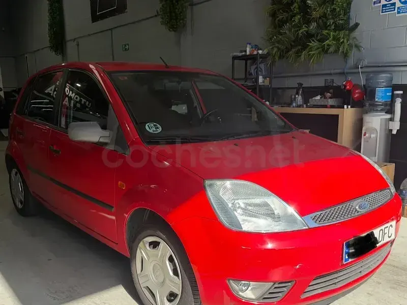 Usado Ford Fiesta Trend 80 CV (58 kW) 2005 Rojo Utilitario