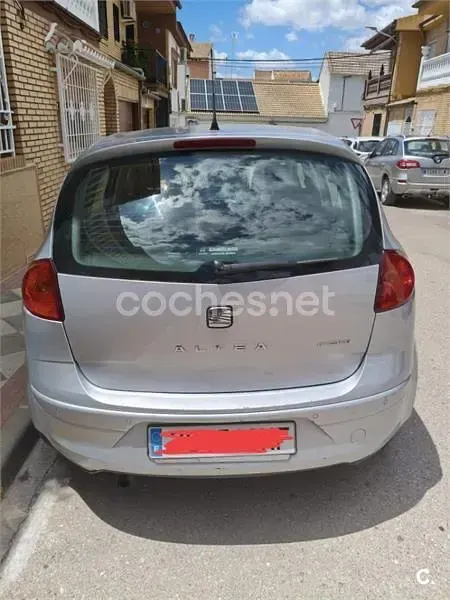 Usado Seat Altea Ecomotive 105 CV (77 kW) 2010 Gris / plata Monovolumen