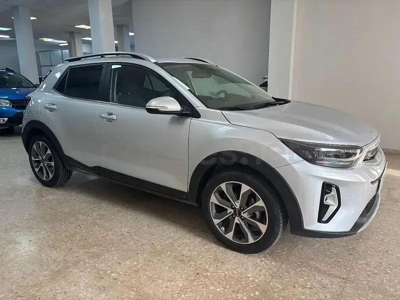 Usado Kia Stonic Style 100 CV (73 kW) 2025 Gris / plata SUV
