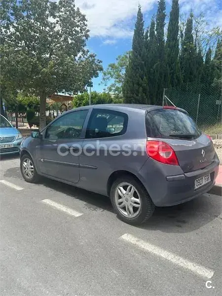 Usado Renault Clio II Authentique 75 CV (55 kW) 2006 Gris / plata Berlina