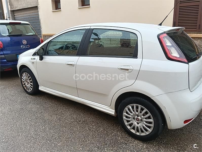 Usado Fiat Punto Young 69 CV (50 kW) 2014 Blanco Utilitario
