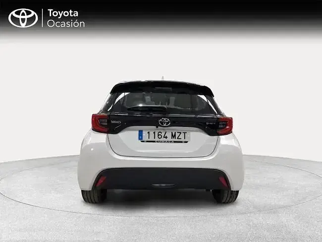 Używany Toyota Yaris Hybrid Active 116 KM (85 kW) 2025 Biały Sedan/Limuzyna