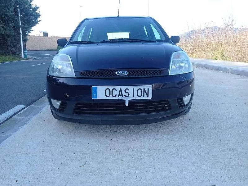 Usado Ford Fiesta Trend 80 CV (58 kW) 2004 Azul Utilitario