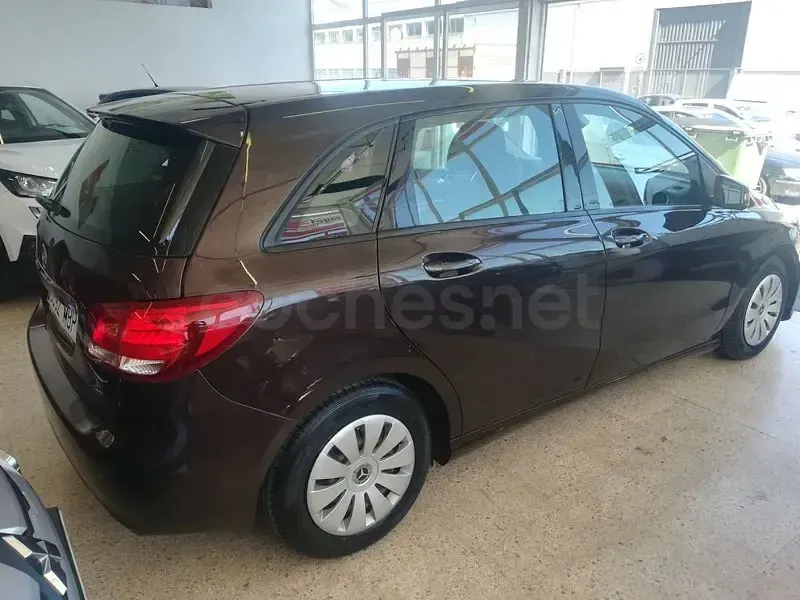 Usado Mercedes B180 109 CV (80 kW) 2017 Marrón Utilitario