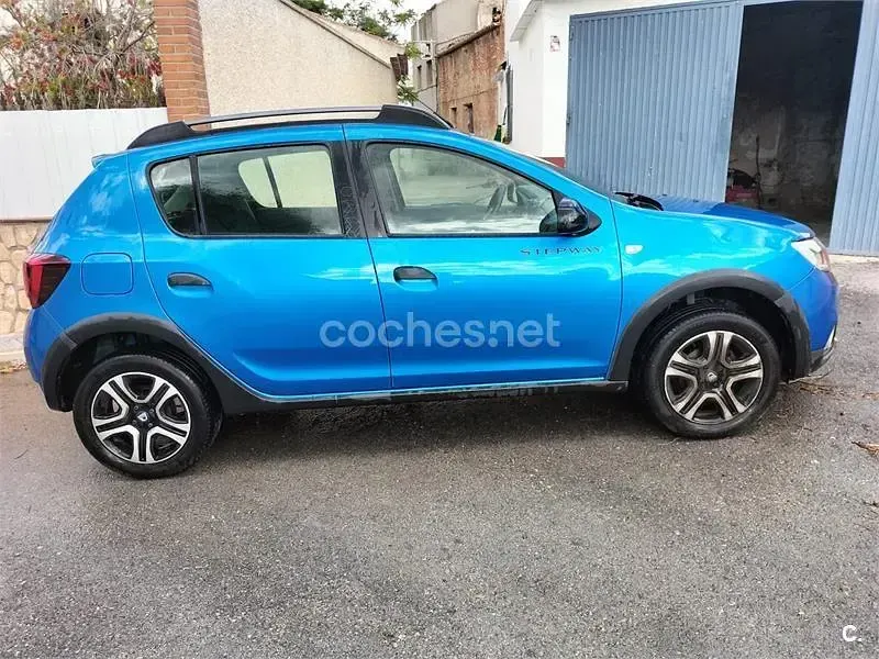 Usado Dacia Sandero Comfort 95 CV (69 kW) 2020 Azul Berlina