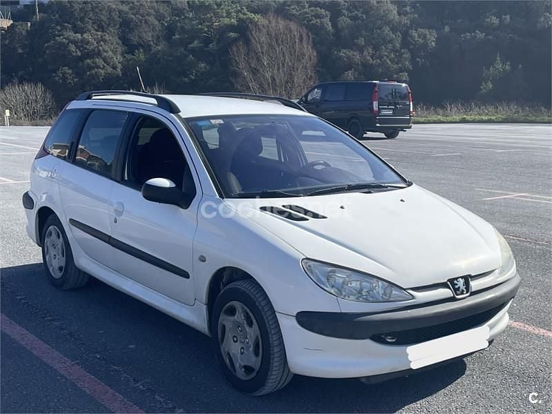 Usado Peugeot 206 70 CV (51 kW) 2003 Blanco Familiar