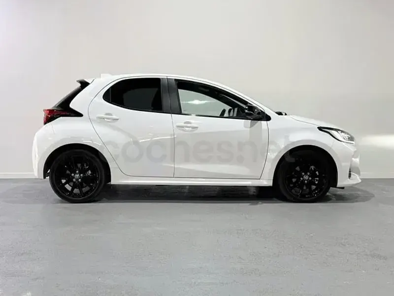 Usado Toyota Yaris Hybrid Style 116 CV (85 kW) 2021 Blanco Berlina
