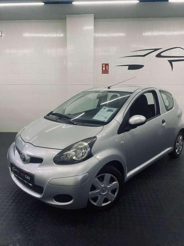 Gris Usado 2011 Toyota Aygo Connect Style Utilitario | 4200 € (Precio justo) - Imagen 1/4