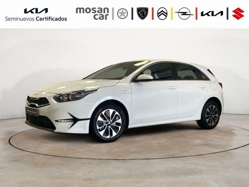 Deluxe white Nuevo 2024 Kia Ceed Berlina | 22.500 € (Precio justo) - Imagen 1/4