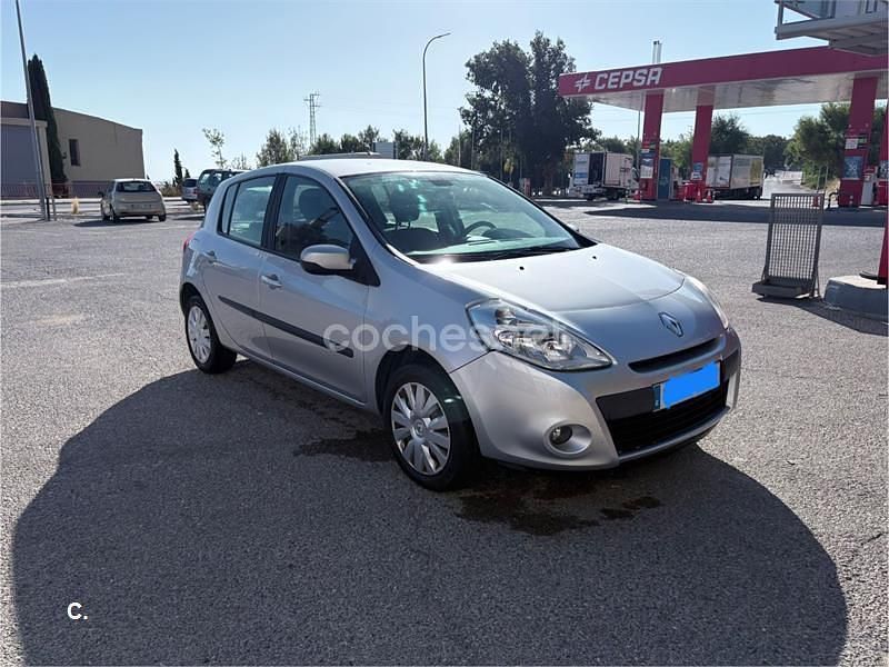 Gris / plata Usado 2012 Renault Clio III Collection Berlina | 5000 € (Buen precio) - Imagen 1/4
