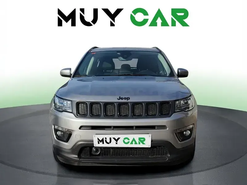 Usado Jeep Compass Night Eagle 140 CV (102 kW) 2019 Gris / plata SUV
