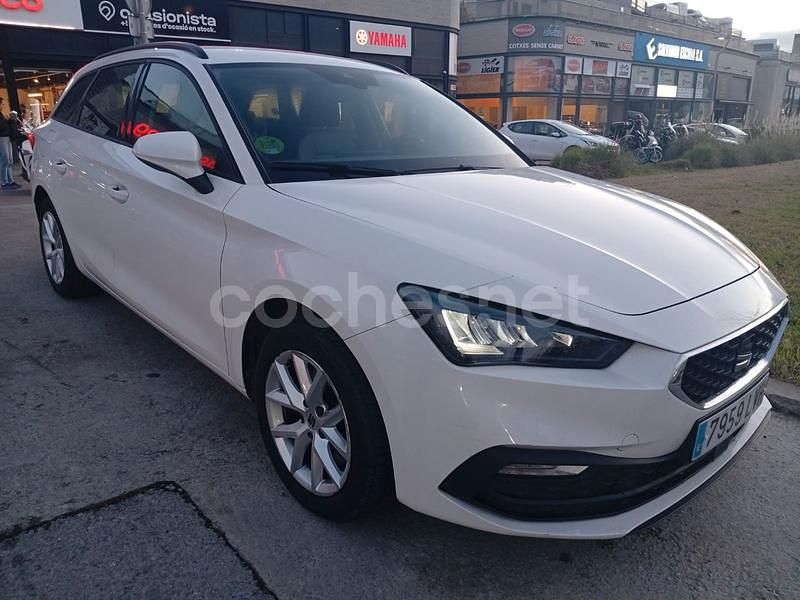 Usado Seat Leon Style 150 CV (110 kW) 2022 Blanco Familiar