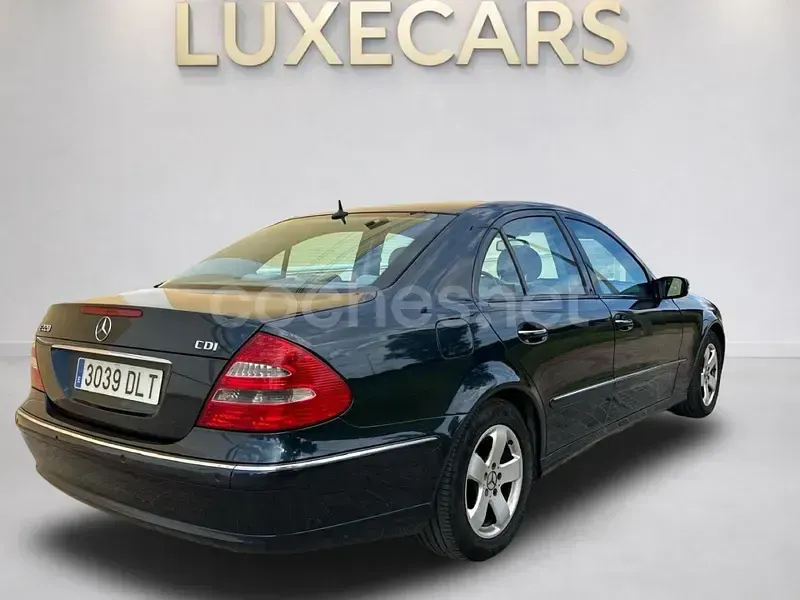 Usado Mercedes E220 Avantgarde 150 CV (110 kW) 2006 Azul Berlina