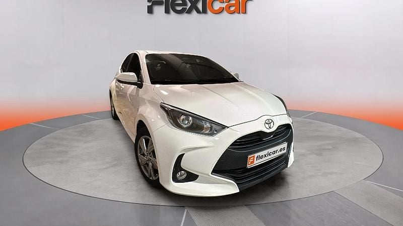 Usado Toyota Yaris Hybrid Active 116 CV (85 kW) 2024 Blanco Berlina