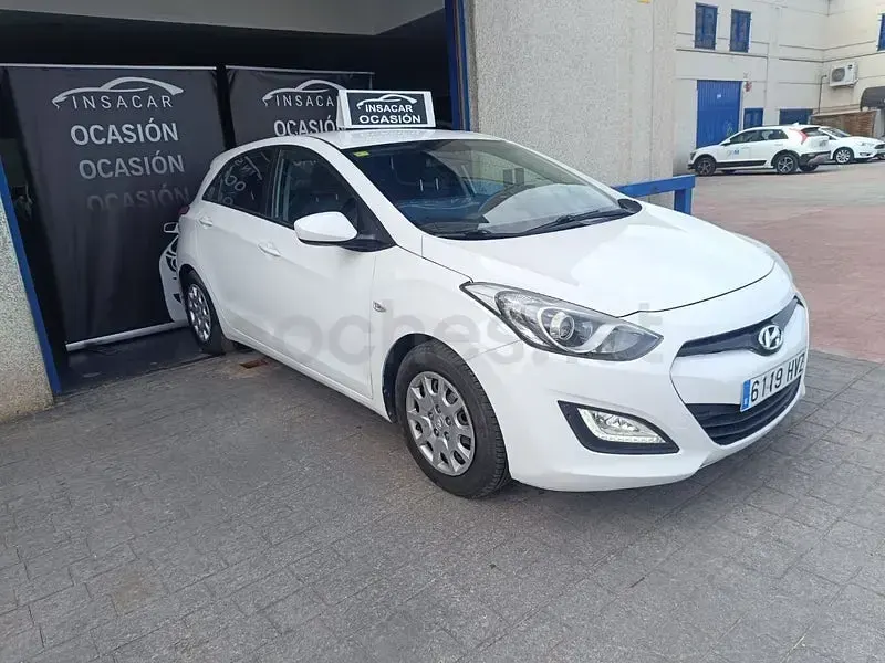 Usado Hyundai i30 100 CV (73 kW) 2014 Blanco Berlina