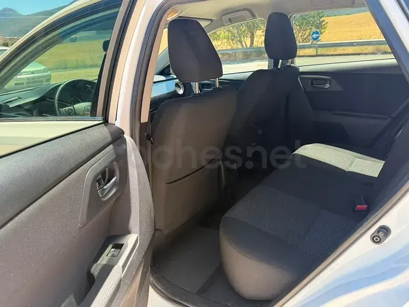Usado Toyota Auris Active 112 CV (82 kW) 2016 Blanco Familiar