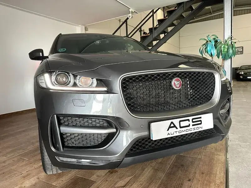 Usado Jaguar F-Pace R-Sport 180 CV (132 kW) 2019 Gris / plata SUV