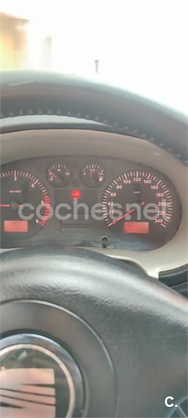 Usado Seat Leon Stella 90 CV (66 kW) 2004 Gris / plata Berlina