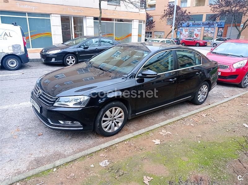Negro Usado 2012 VW Passat Highline Berlina | 5400 € (Precio justo) - Imagen 1/4