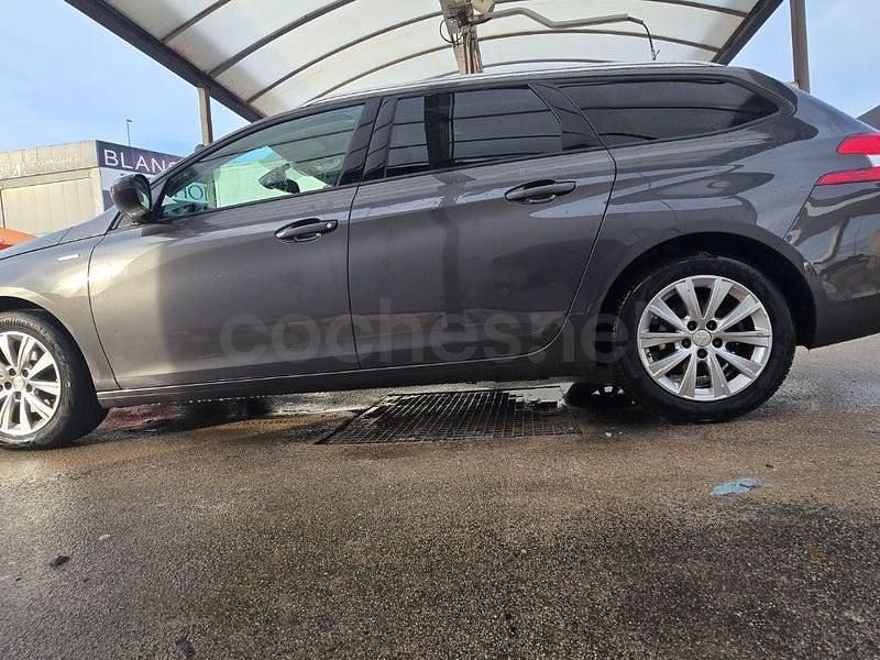 Usado Peugeot 308 SW Style 130 CV (95 kW) 2019 Gris / plata Familiar