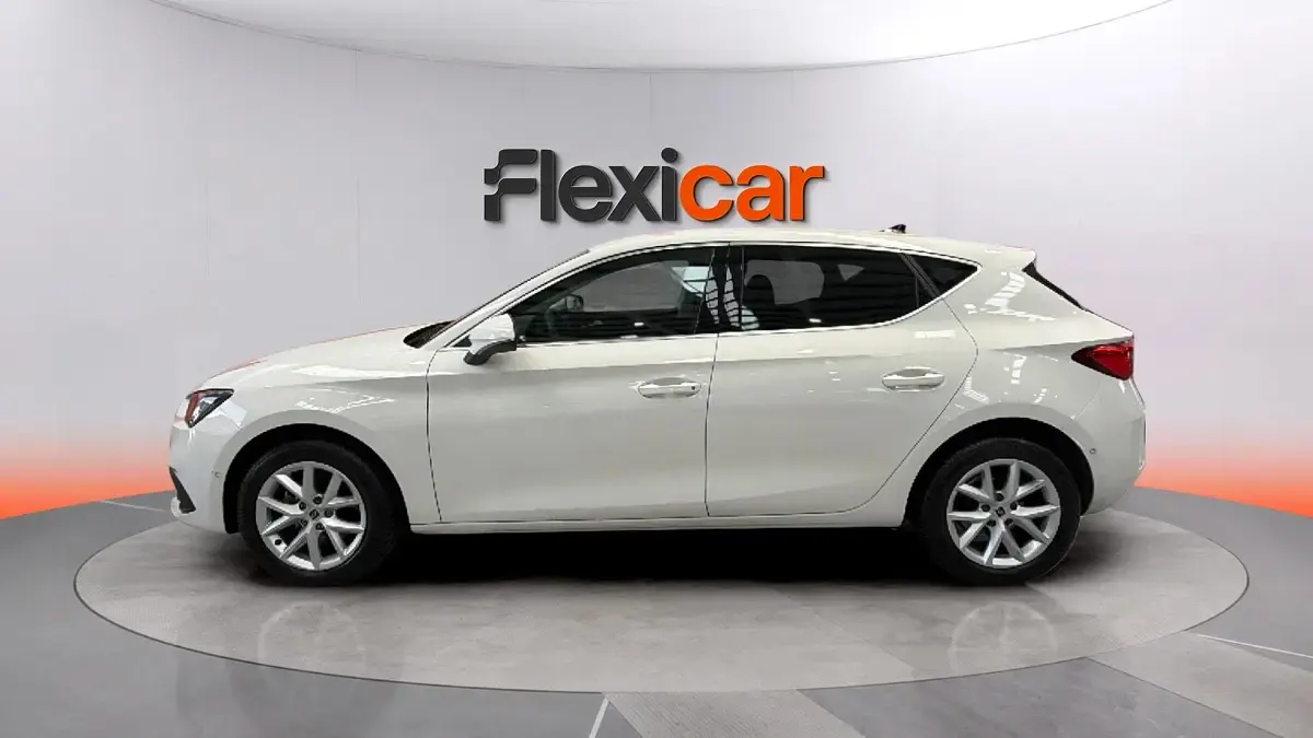 Usado Seat Leon Style 116 CV (85 kW) 2025 Blanco Familiar