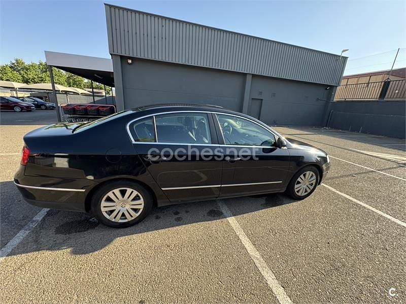 Usado VW Passat Highline 140 CV (102 kW) 2005 Negro Berlina