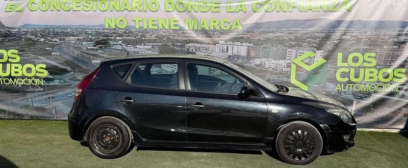 Usado Hyundai i30 Style 114 CV (83 kW) 2011 Negro Utilitario