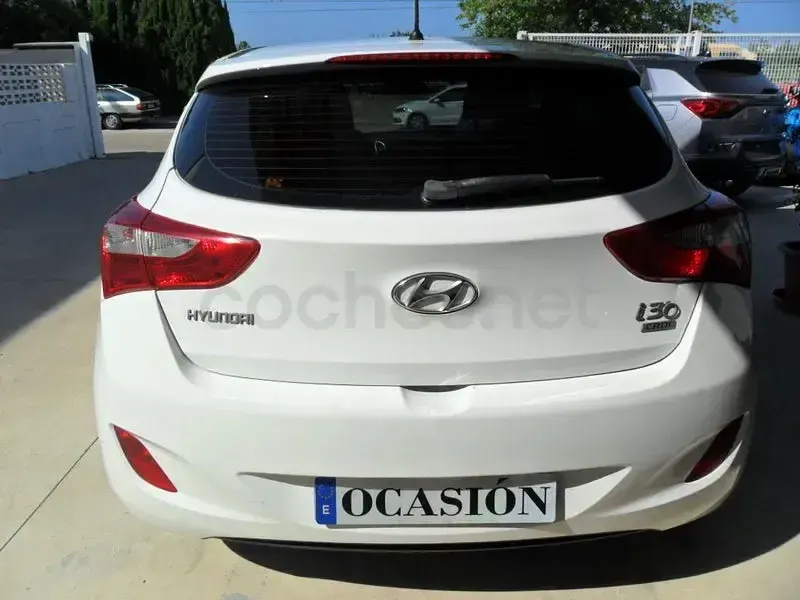 Usado Hyundai i30 110 CV (80 kW) 2012 Blanco Berlina
