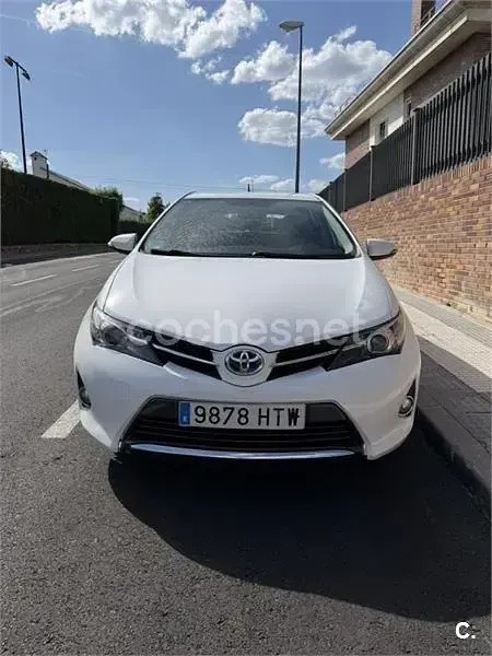 Usado Toyota Auris Hybrid Active 136 CV (100 kW) 2013 Blanco Berlina