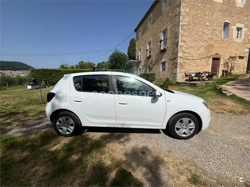 Usado Dacia Sandero Lauréate 90 CV (66 kW) 2018 Blanco Berlina