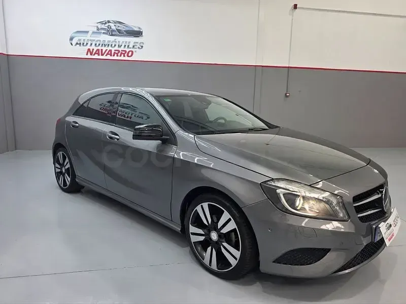 Usado Mercedes A180 Style 109 CV (80 kW) 2014 Gris / plata Utilitario