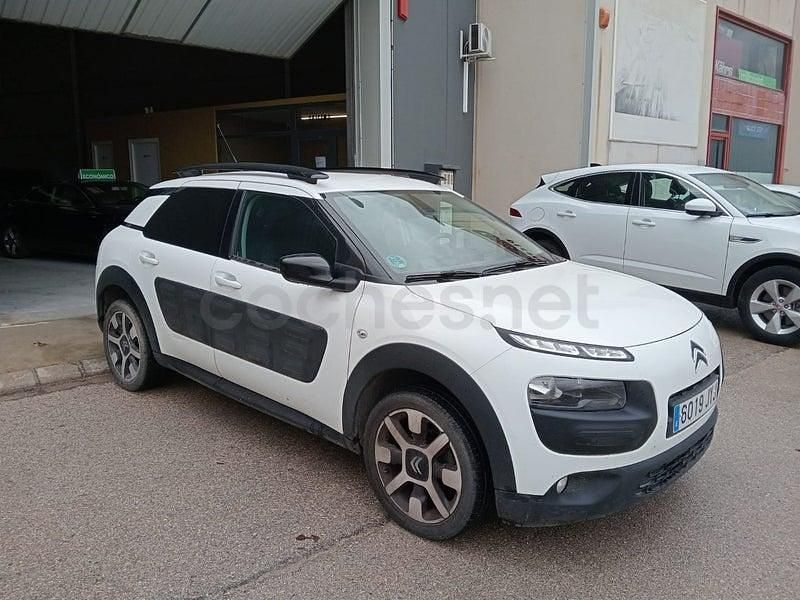 Begagnad Citroën C4 Feel 100 HK (73 kW) 2017 Vit Sedan