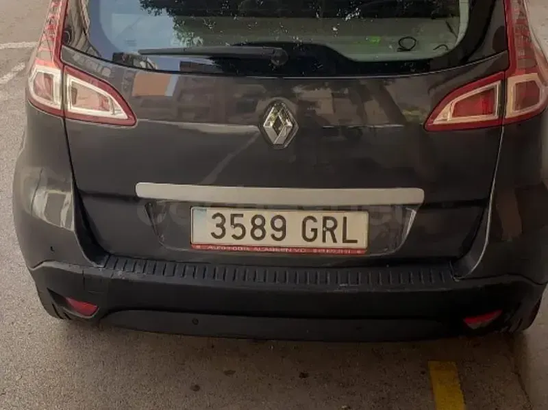 Usado Renault Scénic Dynamique 105 CV (77 kW) 2009 Gris / plata Monovolumen