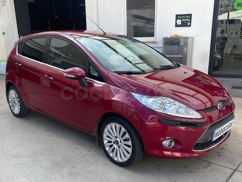 Usado Ford Fiesta Titanium 96 CV (70 kW) 2010 Granate Utilitario