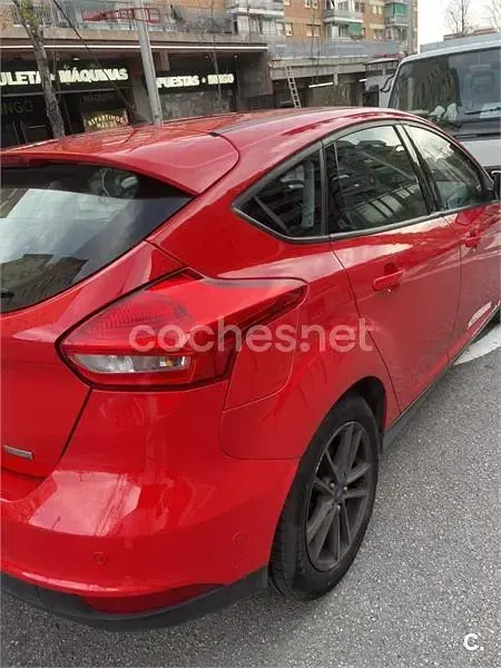 Begagnad Ford Focus Trend 125 HK (91 kW) 2015 Röd Sedan
