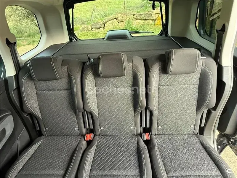 Usado Peugeot Rifter Allure 100 CV (73 kW) 2025 Azul Monovolumen