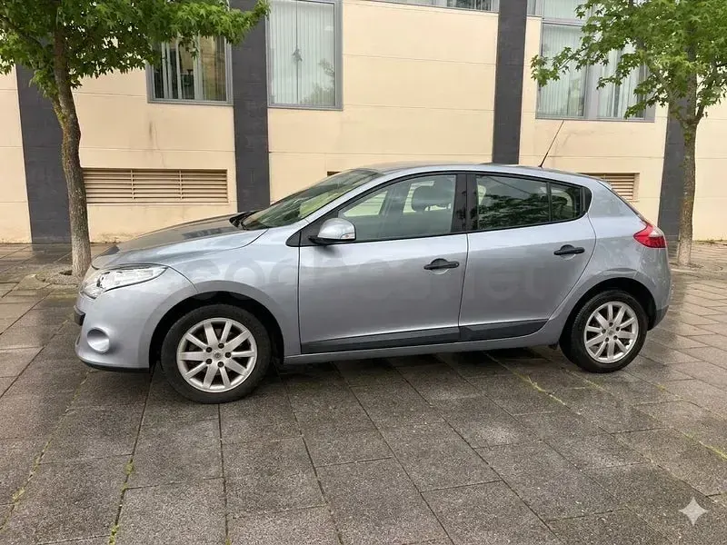 Usado Renault Mégane Dynamique 105 CV (77 kW) 2010 Gris / plata Berlina
