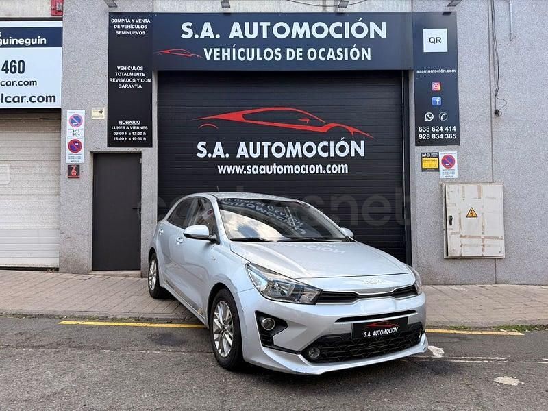 Usado Kia Rio 84 CV (61 kW) 2023 Gris / plata Berlina